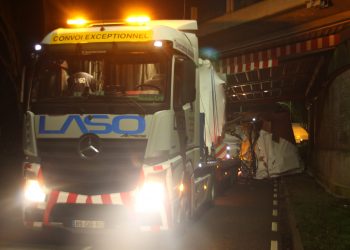 Vrachtwagen verliest lading onder spoorbrug Dorpsstraat politie 