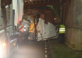 Vrachtwagen verliest lading onder spoorbrug Dorpsstraat politie 