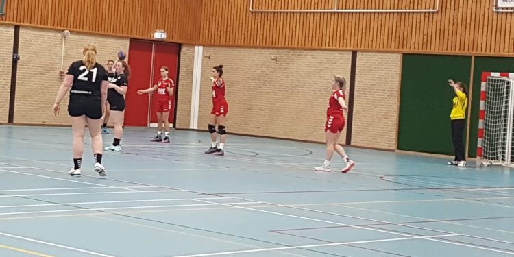 Holtense handbaldames winnen topduel in Wijhe hv holten 