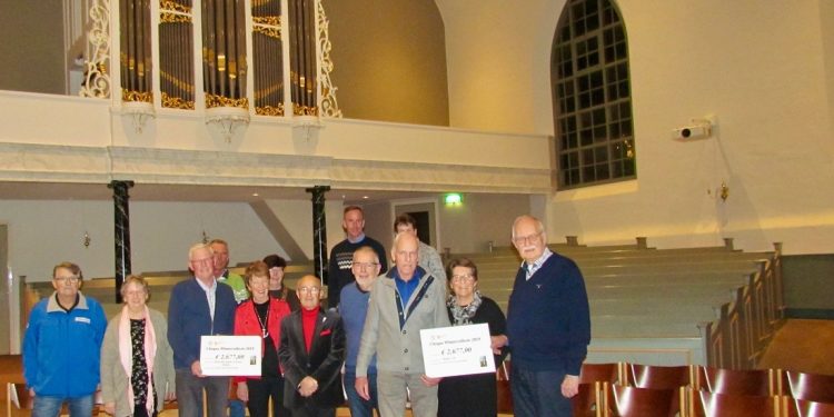 Verrast met een cheque van 2677 Euro gemeente canadese begraafplaats 