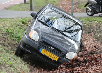 Oudere vrouw raakt van de weg en belandt in de sloot brandweer 