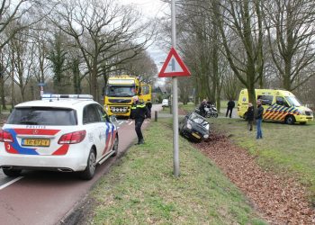 Oudere vrouw raakt van de weg en belandt in de sloot brandweer 