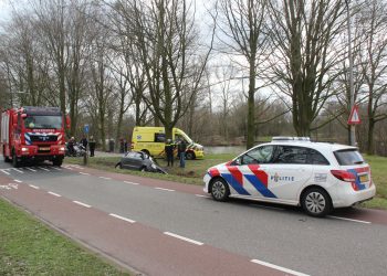 Oudere vrouw raakt van de weg en belandt in de sloot brandweer 