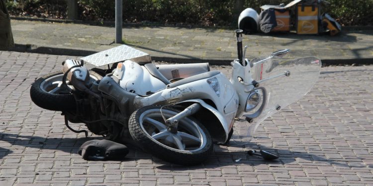 Scooterrijder gewond bij ongeval met auto aanrijding 