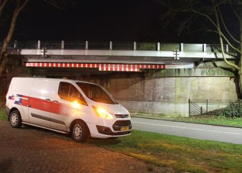 Weer een vrachtwagen tegen spoorbrug politie 