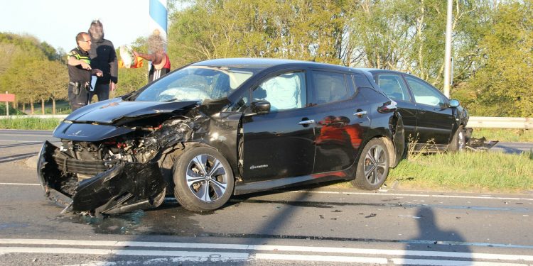Flinke aanrijding tussen twee auto's afrit van de A1 aanrijding 