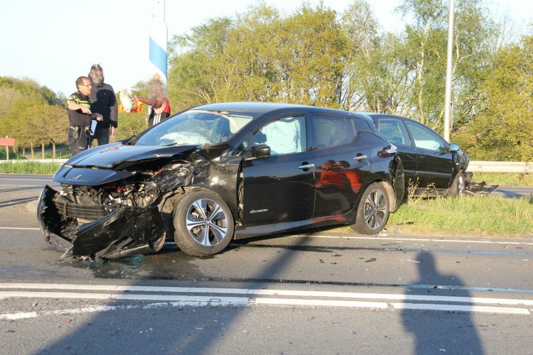 Flinke aanrijding tussen twee auto's afrit van de A1 aanrijding 