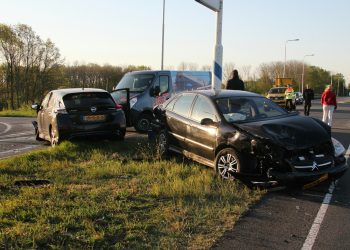 Flinke aanrijding tussen twee auto's afrit van de A1 aanrijding 