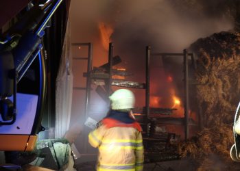 Uitslaande brand in schuur Dijkerhoekseweg brandweer 