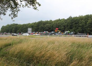 Boeren blokkeren 2 rijstroken op de A1 bij Holten 