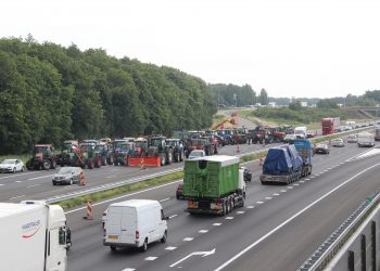 Boeren blokkeren 2 rijstroken op de A1 bij Holten 