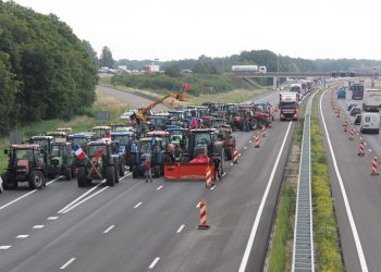 Boeren blokkeren 2 rijstroken op de A1 bij Holten 