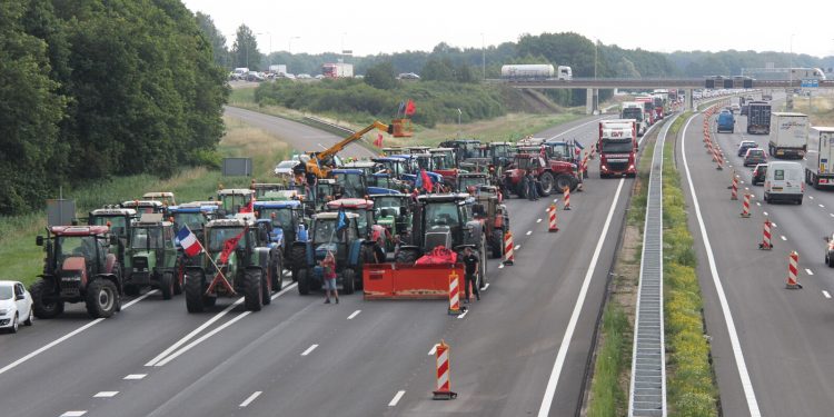 HoltensNieuws.nl Boeren blokkeren 2 rijstroken op de A1 bij Holten Boeren blokkeren 2 rijstroken op de A1 bij Holten