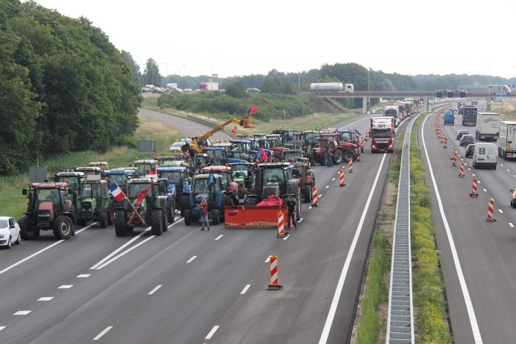 Boeren blokkeren 2 rijstroken op de A1 bij Holten 