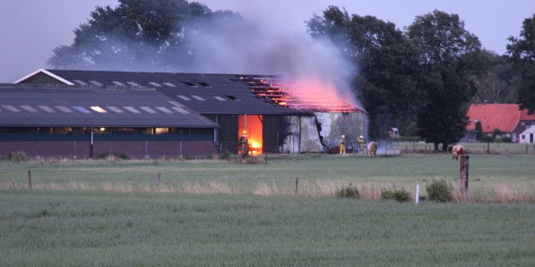 Grote uitslaande brand in schuur aan Oude Stationsweg brandweer 