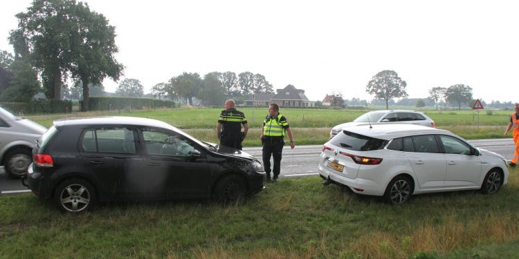 HoltensNieuws.nl Ongeval met twee auto's op de N350 Ongeval met twee auto's op de N350