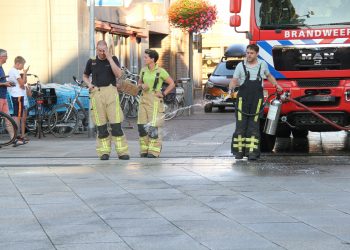 Brandweer en gemeente reinigen dieselspoor Dorpsstraat gemeente brandweer 