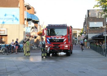 Brandweer en gemeente reinigen dieselspoor Dorpsstraat gemeente brandweer 
