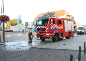 Brandweer en gemeente reinigen dieselspoor Dorpsstraat gemeente brandweer 