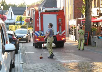 Brandweer en gemeente reinigen dieselspoor Dorpsstraat gemeente brandweer 