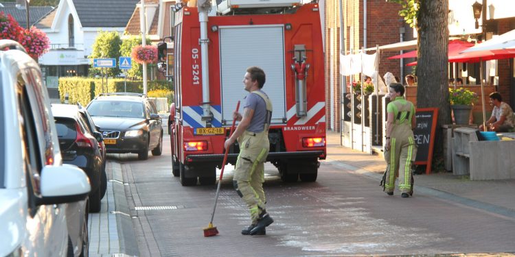 Brandweer en gemeente reinigen dieselspoor Dorpsstraat gemeente brandweer 