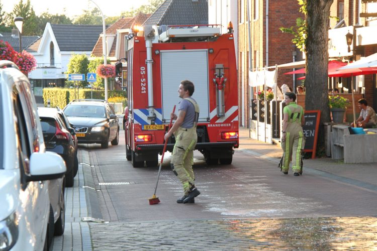 Brandweer en gemeente reinigen dieselspoor Dorpsstraat gemeente brandweer 