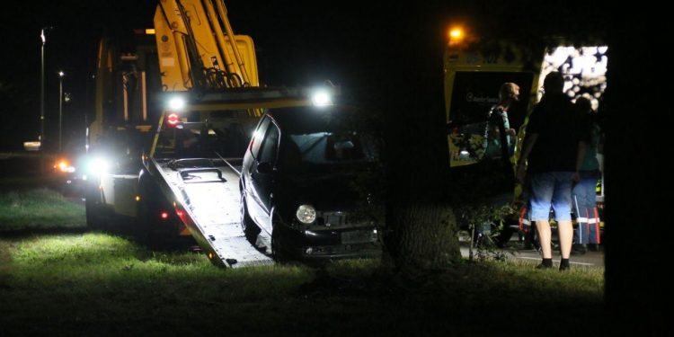 Auto mist bocht en botst op boom brandweer 