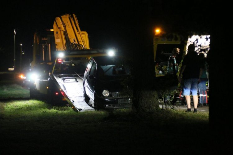 Auto mist bocht en botst op boom brandweer 