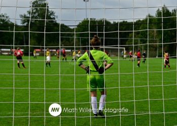 Vrouwenelftal VV Holten verliest van UD Weerselo vvholten voetbal 