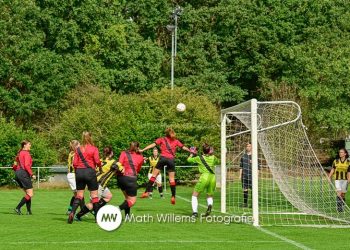 Vrouwenelftal VV Holten verliest van UD Weerselo vvholten voetbal 