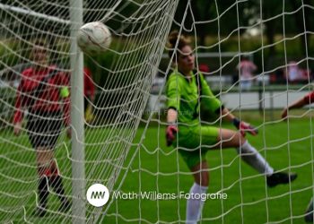Vrouwenelftal VV Holten verliest van UD Weerselo vvholten voetbal 