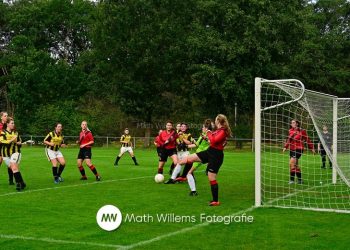 Vrouwenelftal VV Holten verliest van UD Weerselo vvholten voetbal 