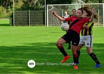 Vrouwenelftal VV Holten verliest van UD Weerselo vvholten voetbal 