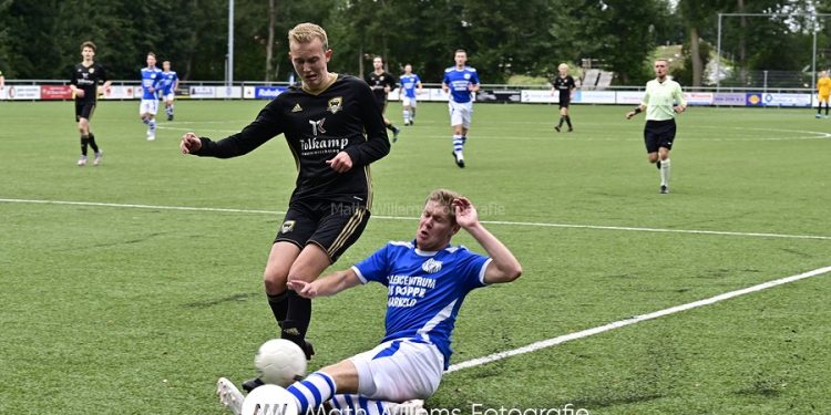 Blauw Wit '66 - FC Winterswijk (1-0) voetbal blauwwit 