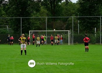 Vrouwenelftal VV Holten verliest van UD Weerselo vvholten voetbal 