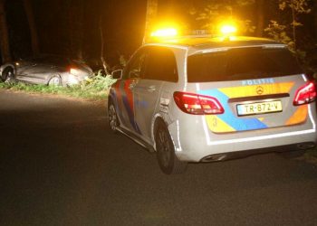 Auto crasht en vliegt in brand op de Motieweg brandweer 