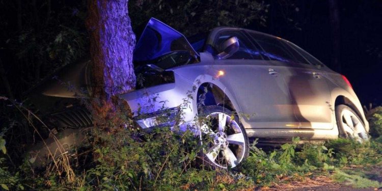 Auto crasht en vliegt in brand op de Motieweg brandweer 