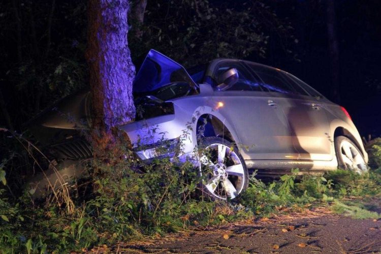 Auto crasht en vliegt in brand op de Motieweg brandweer 
