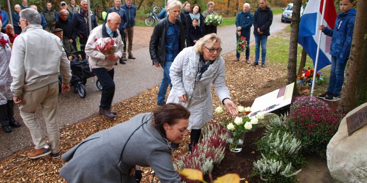 Herdenking Stevensmonument Haarlerweg te Holten corona 