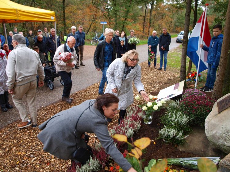 Herdenking Stevensmonument Haarlerweg te Holten corona 