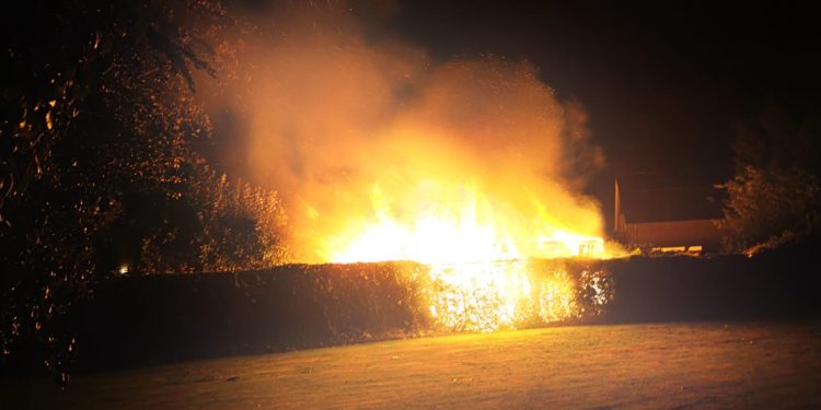 Tuinhuisje volledig uitgebrand aan de Tuinstraat brandweer 
