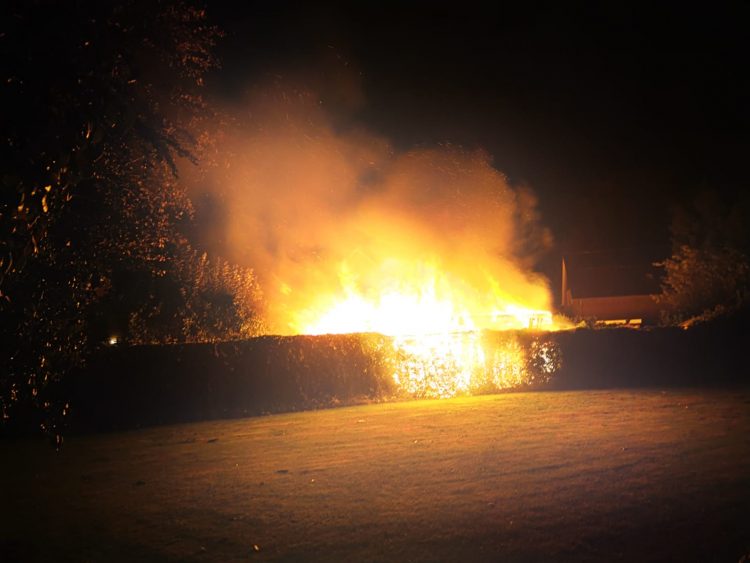 Tuinhuisje volledig uitgebrand aan de Tuinstraat brandweer 