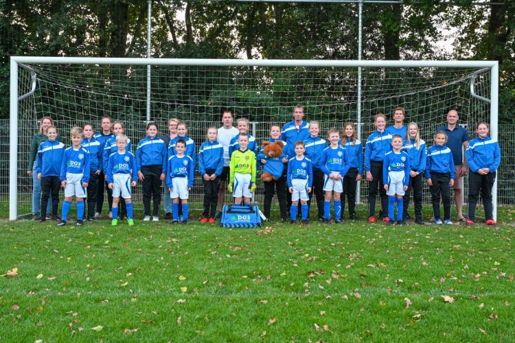 DGS sponsor van Blauw Wit JO9-1 én MO13. corona blauwwit 