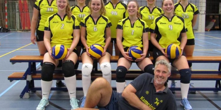 Mintonette dames 1 speelt puike volleybalwedstrijd mintonette 