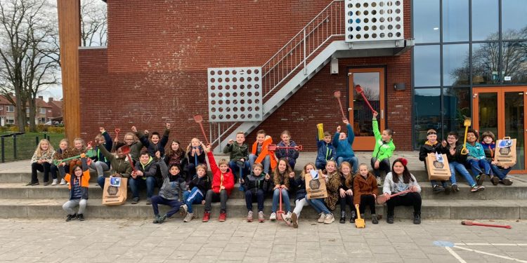 Leerlingen Holterenk poten bloembollen gemeente 