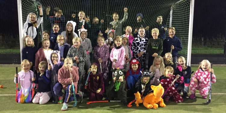 Wintertijd ingeluid met pyjamatraining bij Hockeyclub Holten Rijssen 