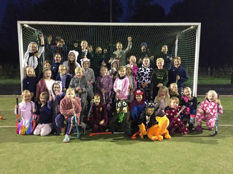 Wintertijd ingeluid met pyjamatraining bij Hockeyclub Holten Rijssen 