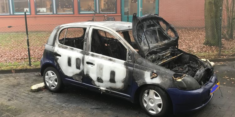 Auto brandt volledig uit politie brandweer 