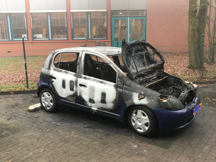 Auto brandt volledig uit politie brandweer 