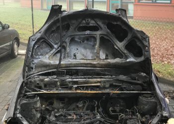 Auto brandt volledig uit politie brandweer 